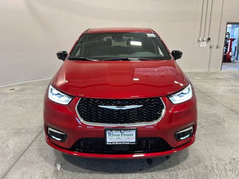 New 2026 Chrysler Pacifica Select image 3