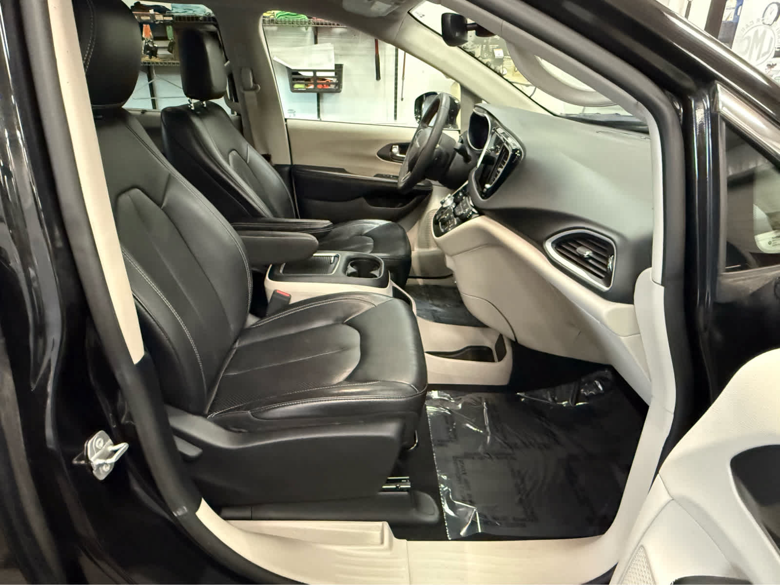 Used 2022 Chrysler Pacifica Touring-L FWD image 26