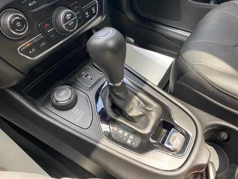 Used 2020 Jeep Cherokee Limited AWD/4WD image 25