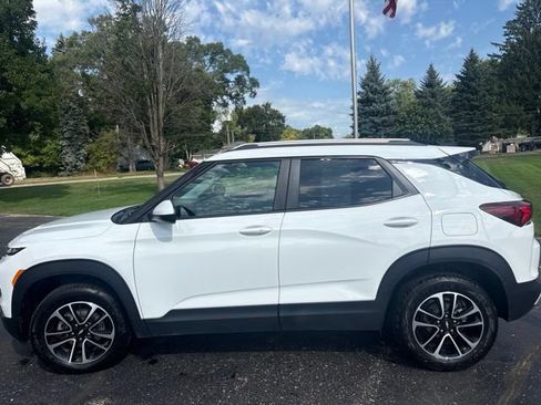 Used 2025 Chevrolet TrailBlazer LT AWD/4WD image 2
