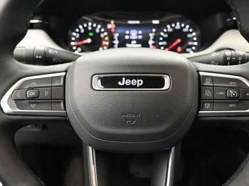 Used 2025 Jeep Compass Limited image 31