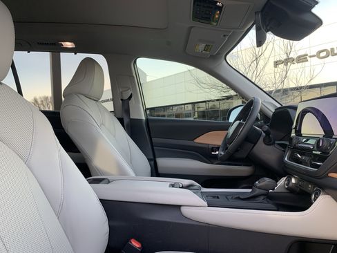 Used 2025 Toyota Grand Highlander AWD image 35