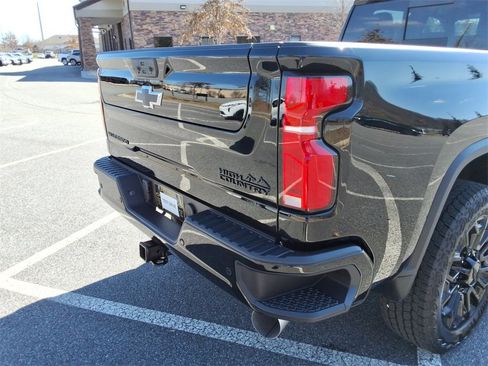 Used 2025 Chevrolet Silverado 2500 High Country w/ Technology Package image 16