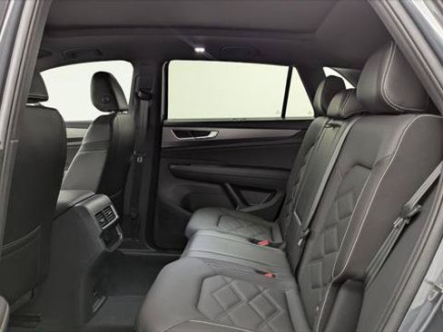 Used 2024 Volkswagen Atlas Cross Sport SE w/ Panoramic Sunroof Package FWD image 17
