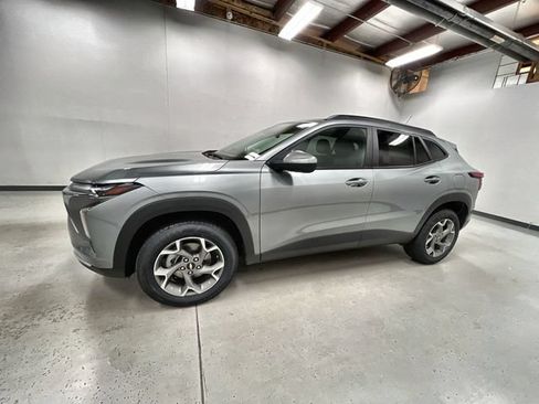 Used 2025 Chevrolet Trax LT FWD image 5