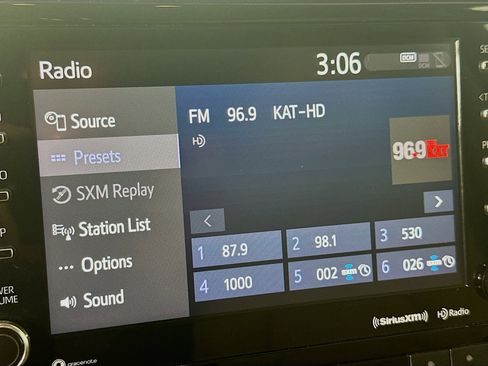 Used 2020 Toyota Highlander XLE image 21