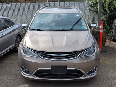 Used 2018 Chrysler Pacifica Limited w/ Advanced Safetytec Group image 9