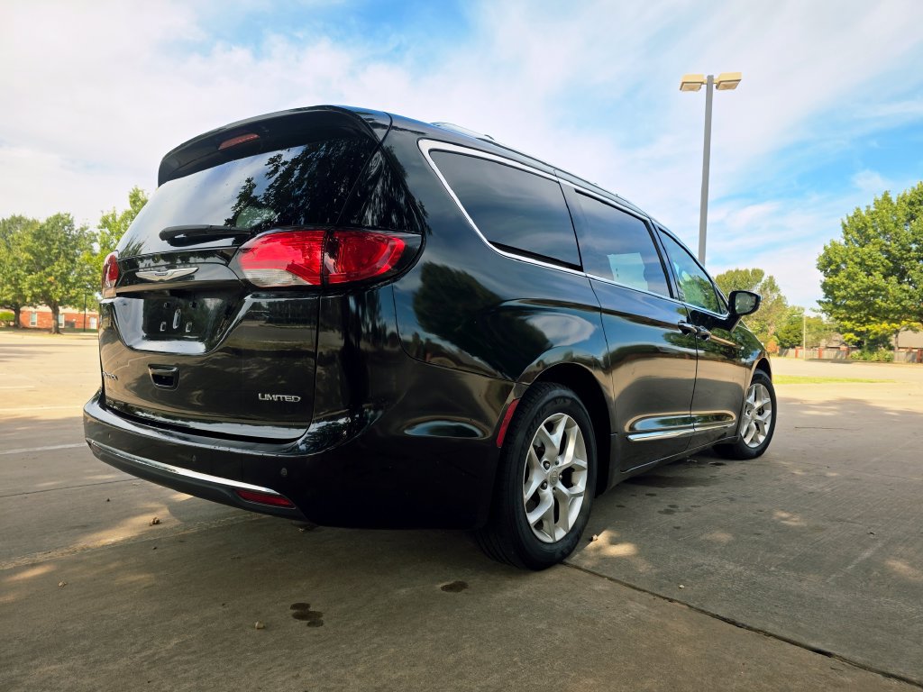 Used 2020 Chrysler Pacifica Limited FWD image 19