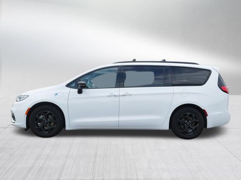 Used 2024 Chrysler Pacifica Premium FWD image 4