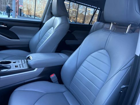 Used 2022 Toyota Highlander XLE image 23