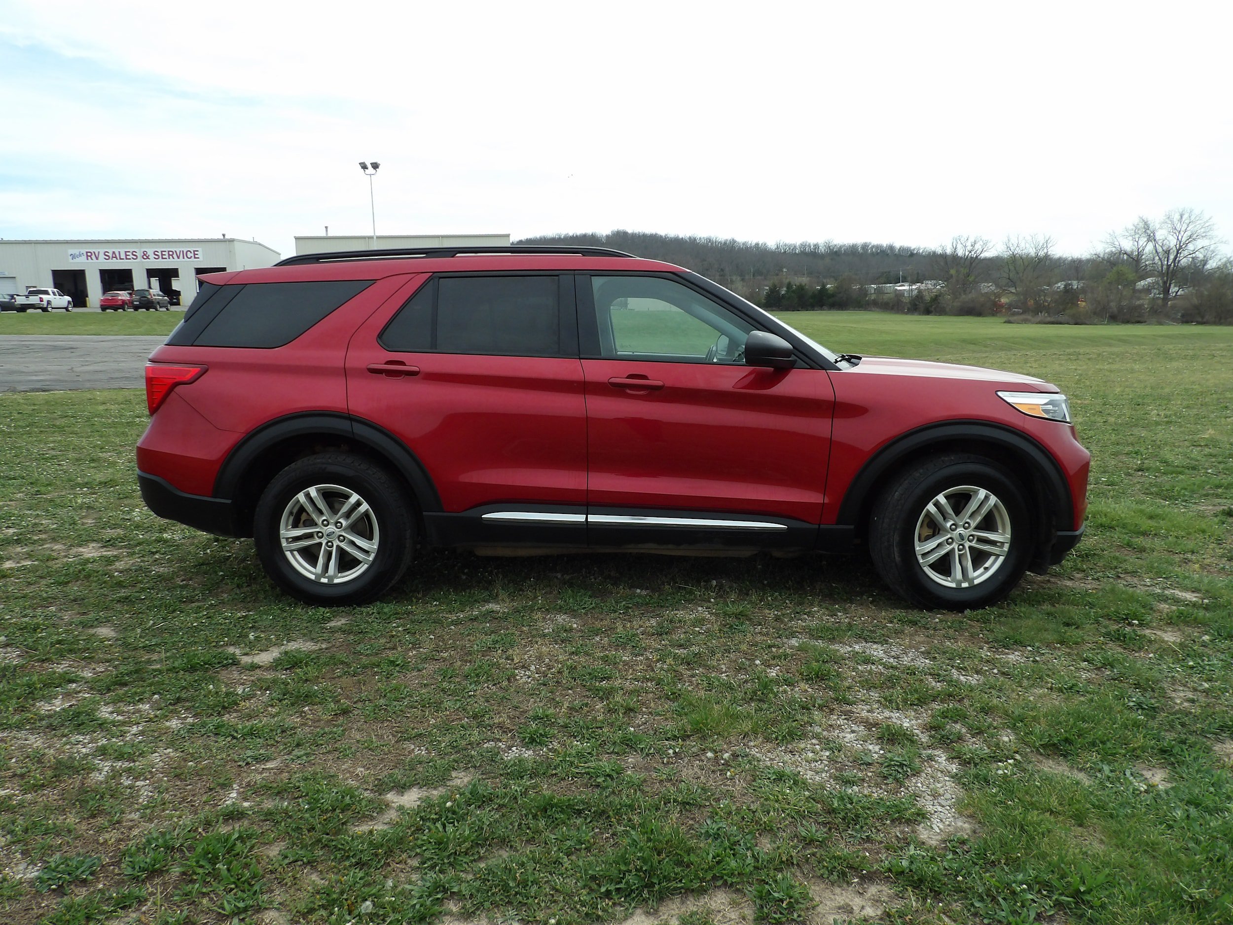 Used 2021 Ford Explorer XLT w/ Equipment Group 202A AWD/4WD image 5
