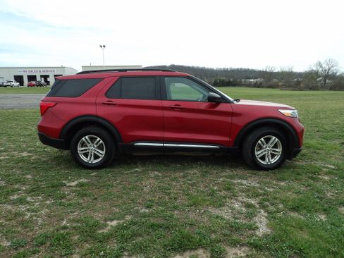 Used 2021 Ford Explorer XLT w/ Equipment Group 202A AWD/4WD image 5