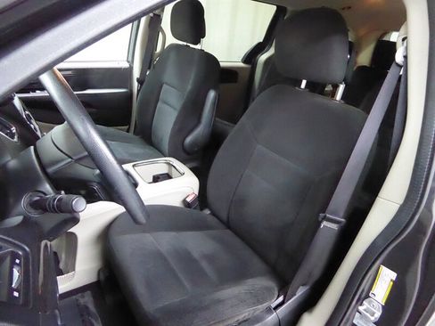 Used 2016 Dodge Grand Caravan SXT image 18