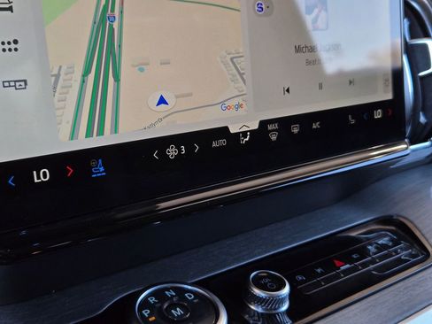 Used 2025 Ford Expedition Platinum image 19