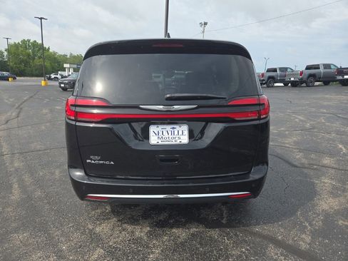 Used 2024 Chrysler Pacifica Touring-L FWD image 4