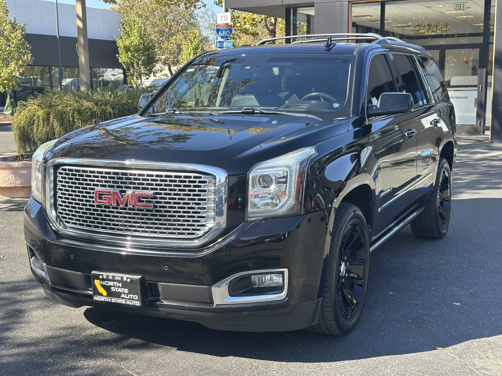 Used 2015 GMC Yukon Denali w/ Premium Package AWD/4WD image 4