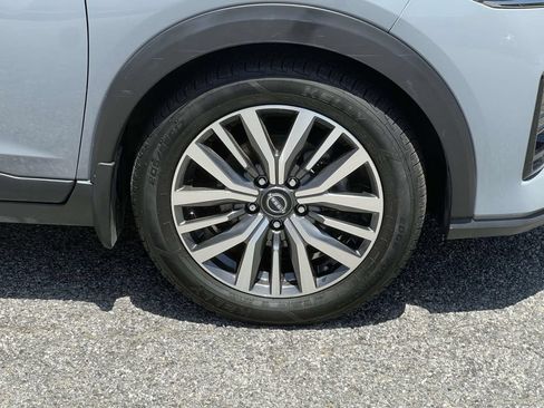 Used 2023 Nissan Kicks SR w/ SR Premium Package FWD image 7