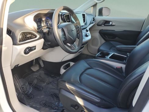 Used 2023 Chrysler Pacifica Touring-L FWD image 14