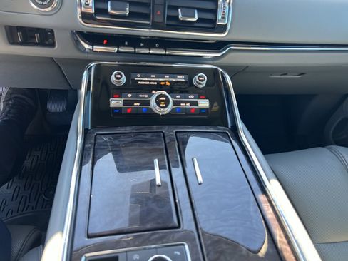 Used 2019 Lincoln Navigator Reserve image 18