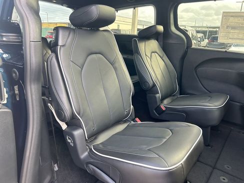 New 2025 Chrysler Pacifica Limited image 27