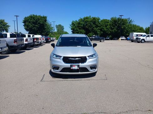 Used 2024 Chrysler Pacifica Touring-L FWD image 3