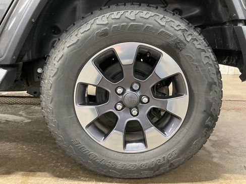 Used 2018 Jeep Wrangler Unlimited Sahara w/ Dual Top Group image 32