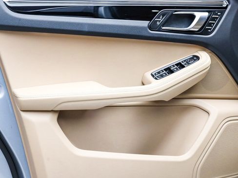 Used 2025 Porsche Macan image 24