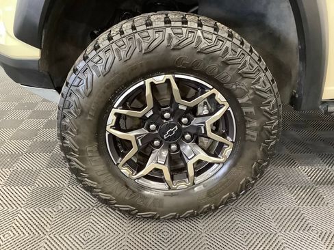 Used 2024 Chevrolet Colorado ZR2 w/ ZR2 Convenience Package III AWD/4WD image 3