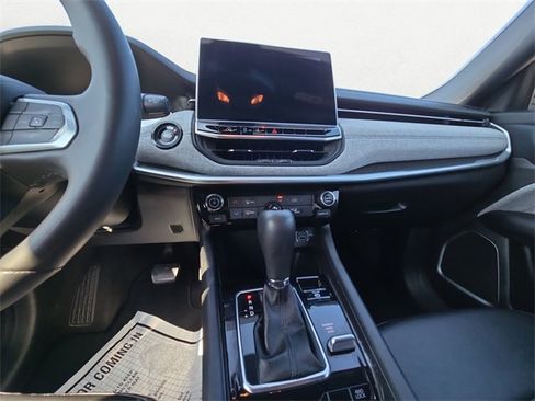 Used 2024 Jeep Compass Latitude image 11