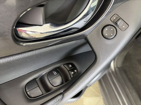 Used 2018 Nissan Rogue S image 24