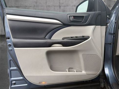 Used 2019 Toyota Highlander Plus FWD image 20