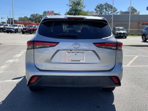 Used 2023 Toyota Highlander L FWD image 5