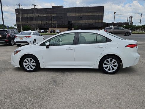 Used 2021 Toyota Corolla LE FWD image 3