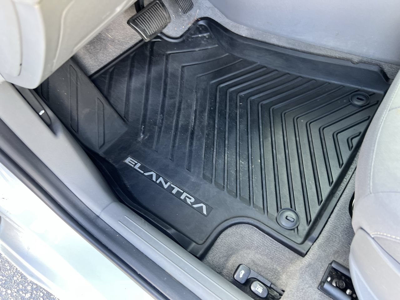 Used 2024 Hyundai Elantra SEL w/ Convenience Package FWD image 17