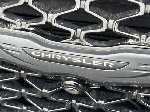 Used 2021 Chrysler Pacifica Touring-L w/ Uconnect Theater Family Group AWD/4WD image 30