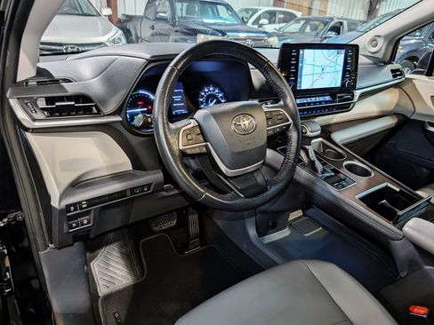 Used 2021 Toyota Sienna XLE w/ XLE Plus Package FWD image 15
