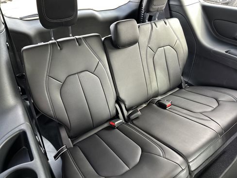 New 2026 Chrysler Pacifica Select image 18