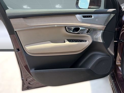 Certified 2025 Volvo XC90 T8 Ultra w/ Lounge Package AWD/4WD image 24