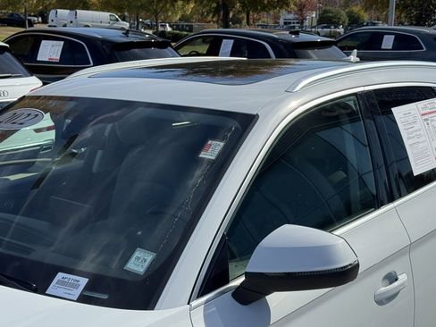 Used 2022 Audi Q5 2.0T Premium w/ Convenience Package image 11