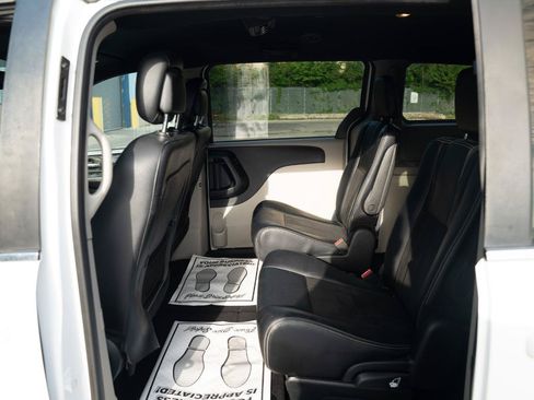Used 2019 Dodge Grand Caravan SXT FWD image 23
