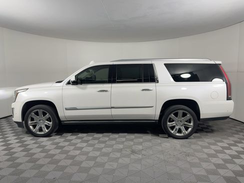 Used 2019 Cadillac Escalade ESV Premium Luxury image 2
