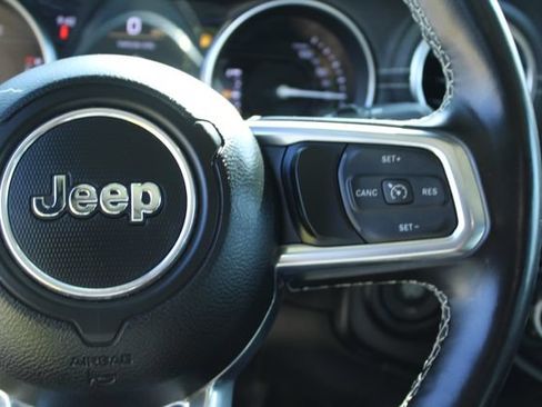 Used 2022 Jeep Wrangler Unlimited Sahara w/ Cold Weather Group AWD/4WD image 16
