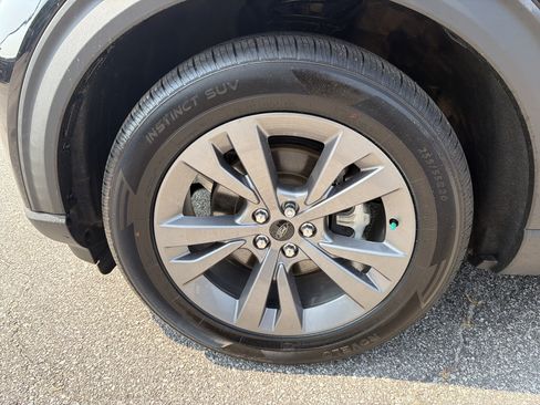 Used 2021 Ford Explorer XLT w/ Equipment Group 202A RWD image 12