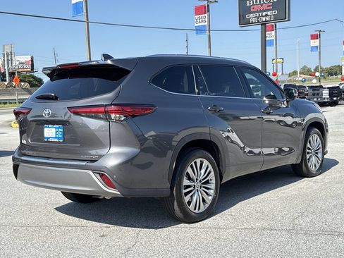 Used 2023 Toyota Highlander Platinum FWD image 33