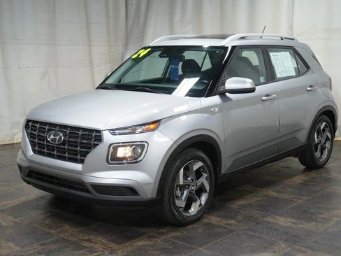 Used 2024 Hyundai Venue SEL image 2