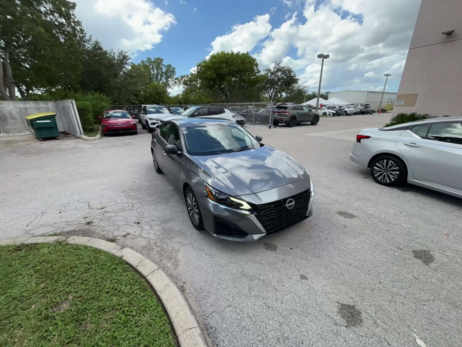 Used 2025 Nissan Altima 2.5 SV FWD image 3
