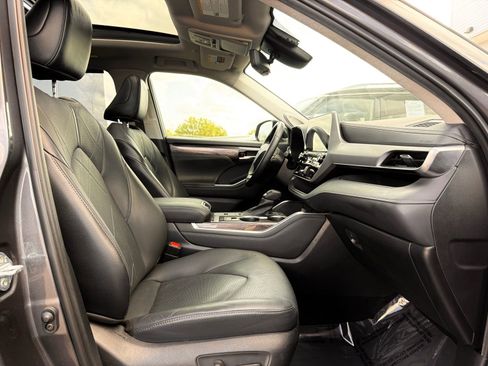 Used 2021 Toyota Highlander Platinum image 32