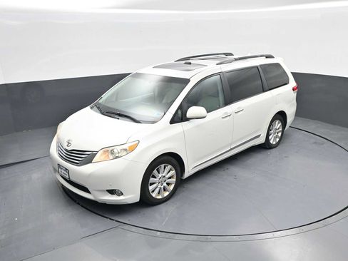Used 2011 Toyota Sienna Limited image 29