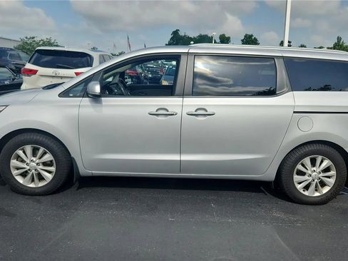 Used 2016 Kia Sedona LX w/ Option Group 020 FWD image 5