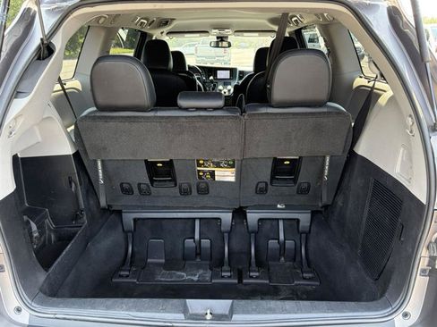 Used 2019 Toyota Sienna SE FWD image 13